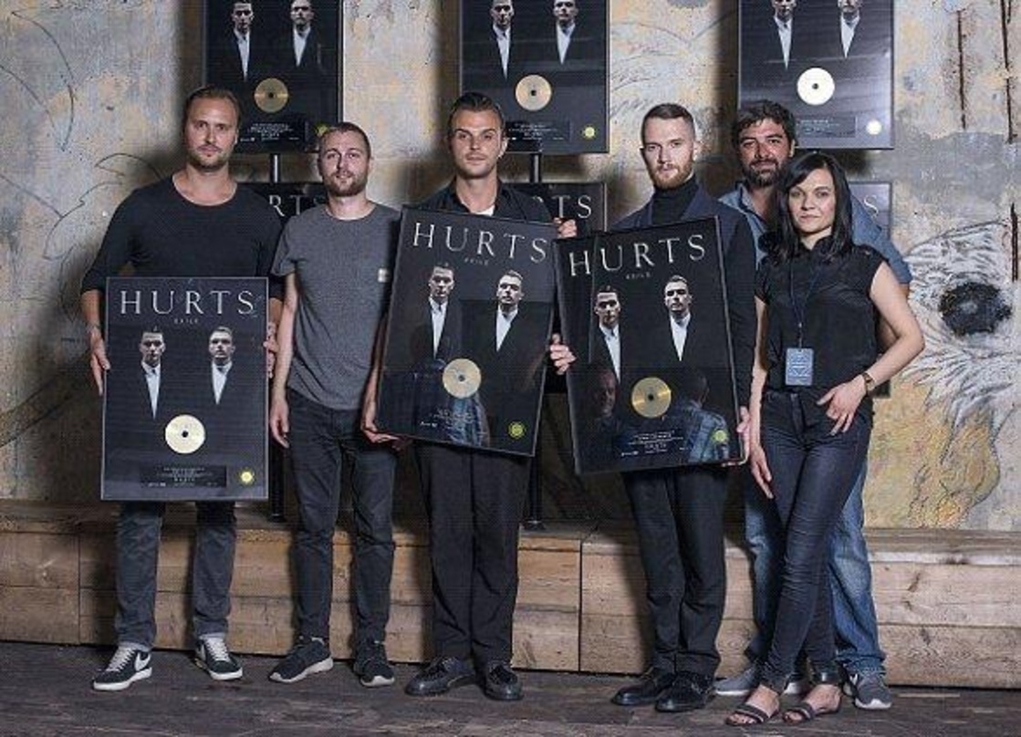 Feierten Gold für "Exile": Hurts mit dem Four-Music-Team