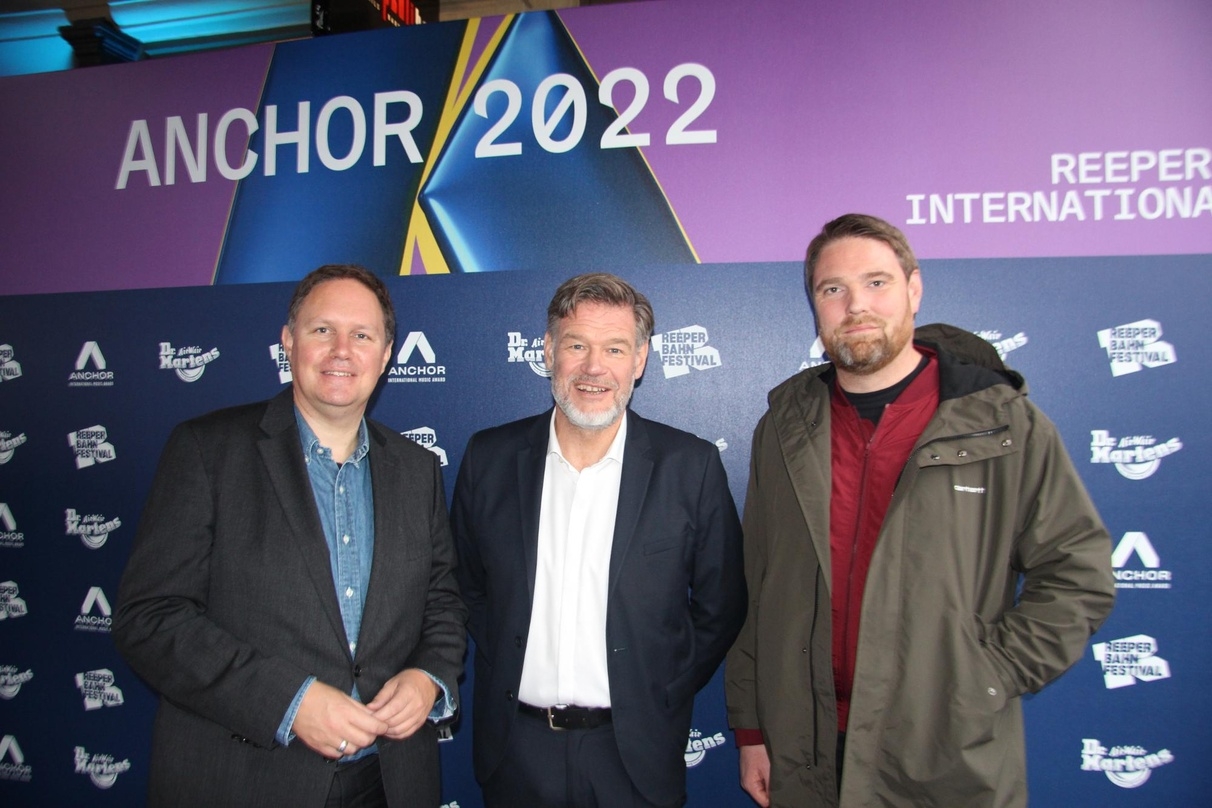 Politik und Branche beim Reeperbahn Festival 2022 (von links): Carsten Brosda, Alexander Schulz und Stephan Thanscheidt (FKP Scorpio) beim Get-together vorm Anchor Award