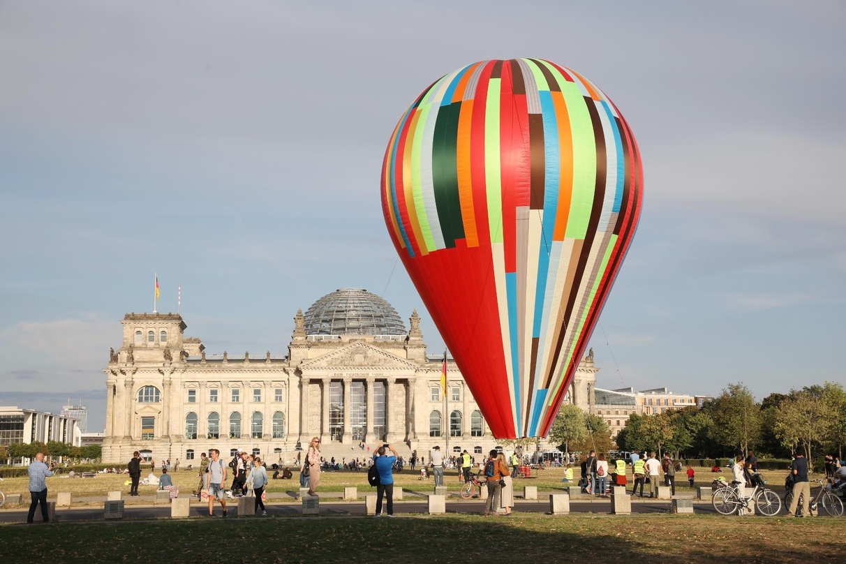 Vor dem Berliner Reichstag gelandet: der Ballon aus Michael Bully Herbigs Fluchtdrama "Ballon"