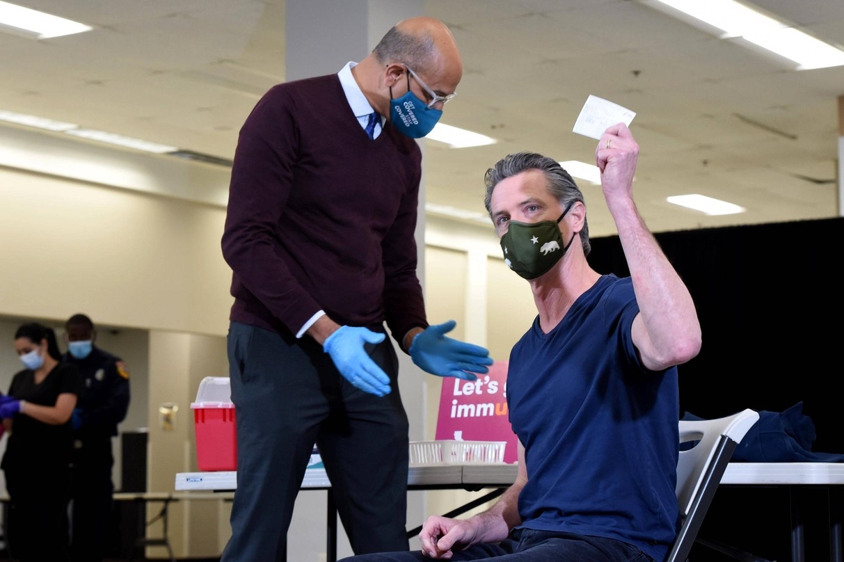  Kaliforniens Gouverneur Gavin Newsom (rechts im Bild) nach der Impfung mit dem von Johnson & Johnson entwickelten Vakzin durch den Direktor der kalifornischen Gesundheitsbehörde, Mark Ghaly 