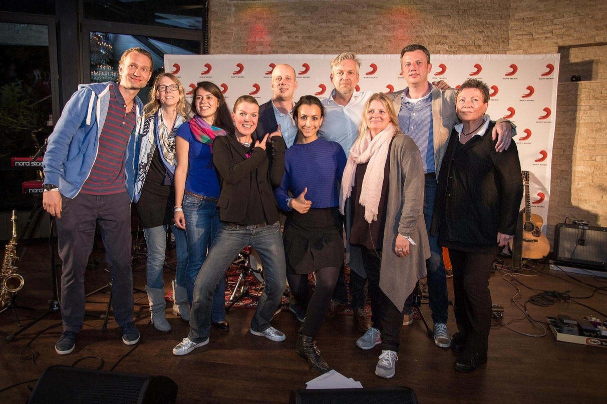 Trafen sich in Essen zur Releaseparty: Mirja Boes (Mitte) und ihr AOR-Team und Management