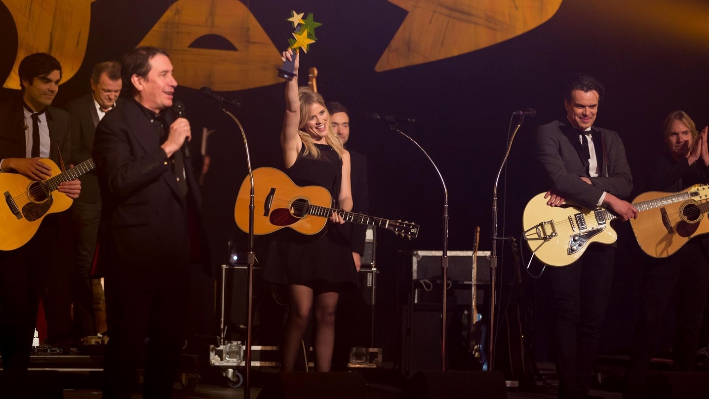 Mit dem Public Choice Award auf der EBBA-Bühne: Ilse de Lange von den Common Linnets (Mitte) mit Band und Moderator Jools Holland (links)