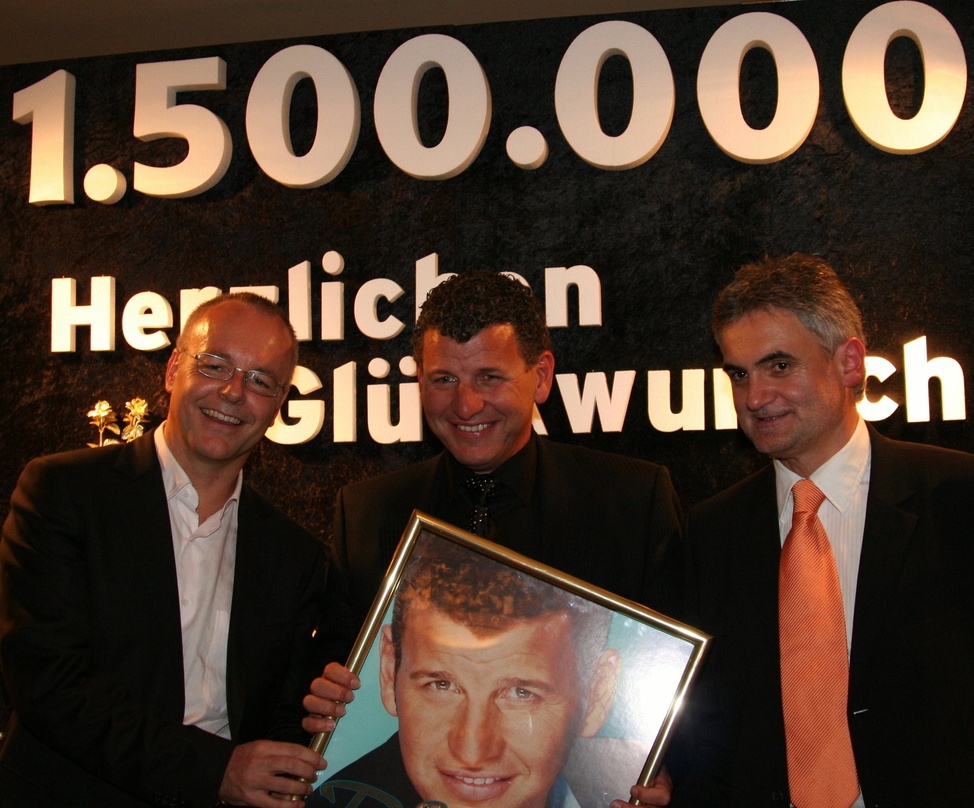 Eins von rund 30 Edelmetallen: Semino Rossi (M.) mit Franz Selb und Produzent Alfons Weindorf (l.)