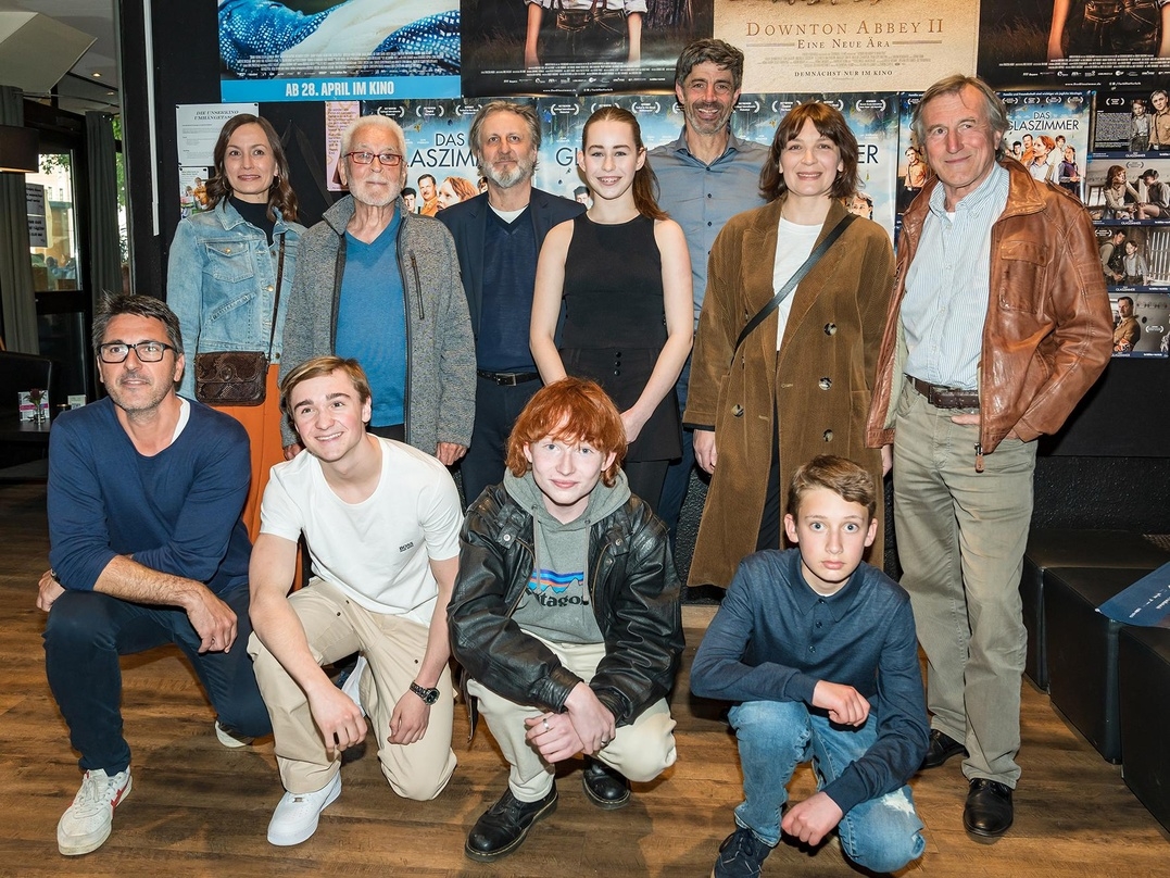 Bei der Premiere von "Das Glaszimmer" (hi., v.l.n.r.): Kathrin Anna Stahl (Nebenrolle), Josef Einwanger (Autor), Robert Marciniak (Produzent), Hannah Yoshimi Hagg (Hauptdarstellerin), Christian Lerch (Regisseur), Barbara Romaner (Nebenrolle), Johann Schuler (Nebenrolle) sowie (vo., v.l.n.r.) Alexandre Dupont-Geisselmann (Geschäftsführung farbfilmverleih), Luis Vorbach (Hauptdarsteller), Xari Wimbauer (Hauptdarsteller) und David Benkovitch (Nebenrolle)
