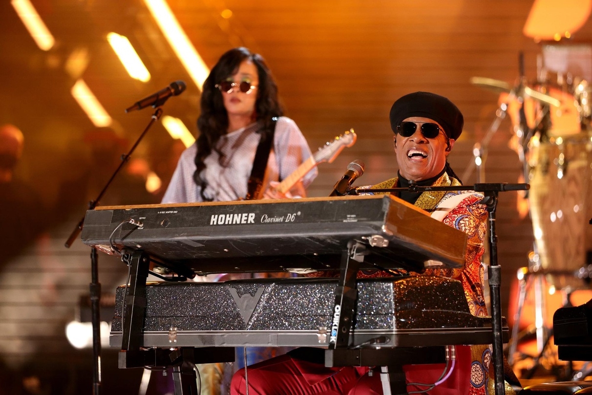 Spielten zusammen in Los Angeles bei "Gobal Citizen Live" (von links): H.E.R. und Stevie Wonder