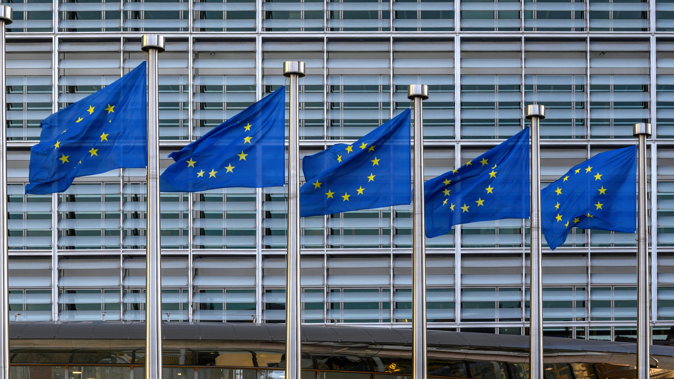 EU-Flaggen vor der EU-Kommission -