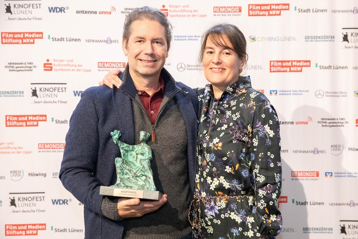 Marcel Kolvenbach, Regisseur des Lüdia-Gewinners "Auf der Suche nach Fritz Kann", mit Festivalleiterin Sonja Hofmann 