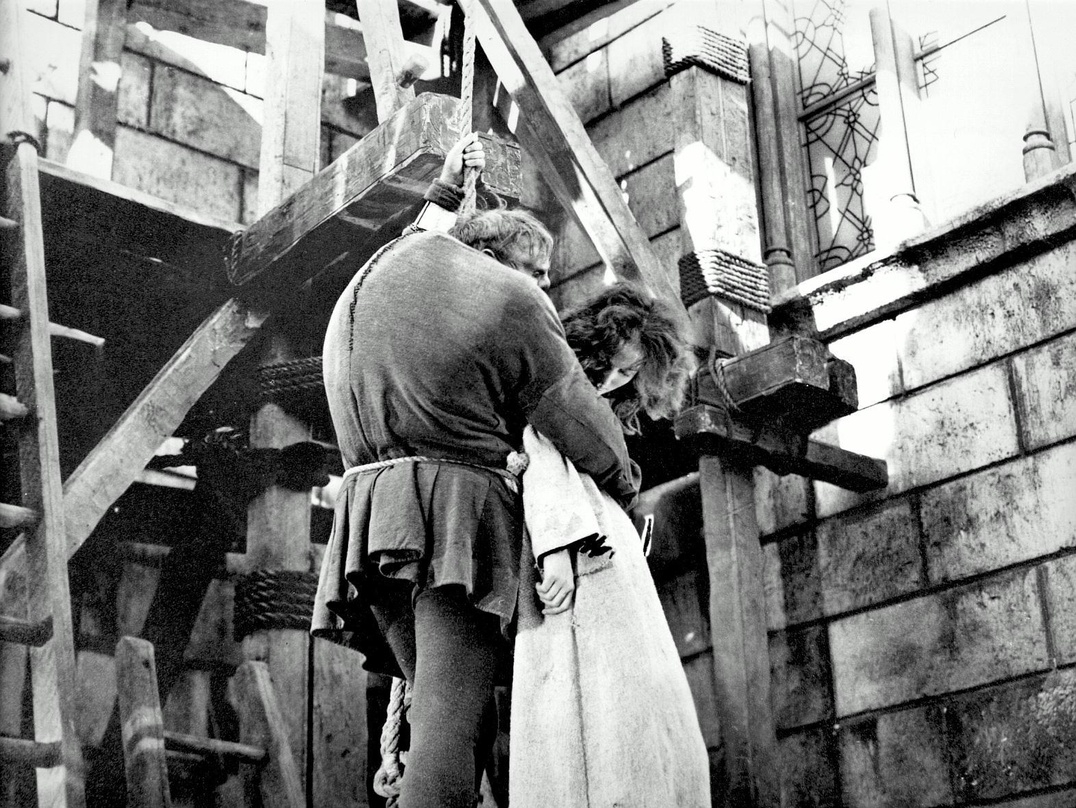 Der Roman "Der Glöckner von Notre Dame" wurde mehrfach verfilmt. 1956 mit Anthony Quinn und Gina Lollobrigida