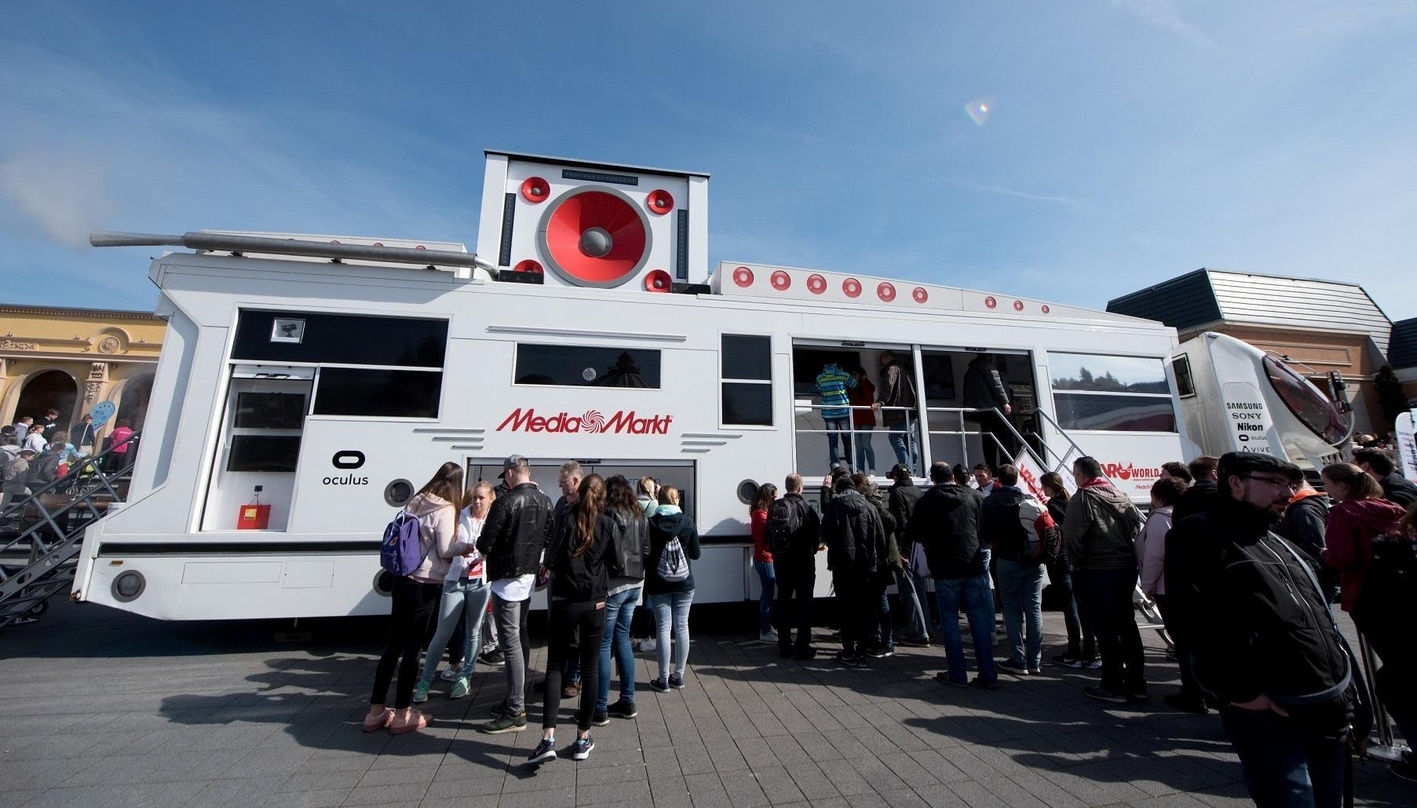 An drei Stationen der "Wir lieben den Zirkus"-Tour von Piet Smiet macht auf der MediaMarkt VR-Truck halt