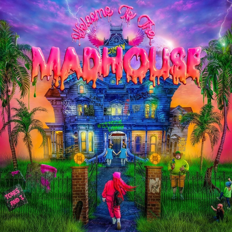 Tones And I präsentiert ihr Debütalbum "Welcome To The Madhouse"