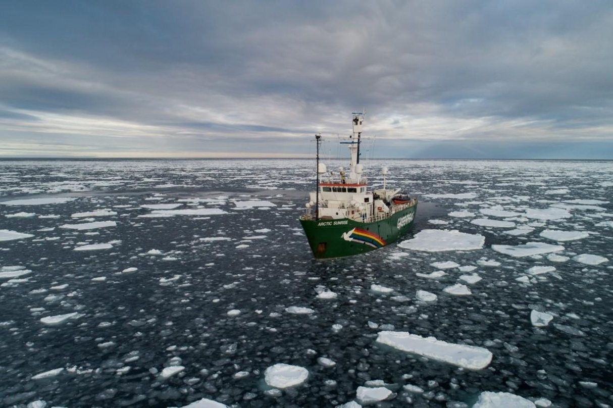 Der Greenpeace-Eisbrecher "Arctic Sunrise" bei der Arbeit