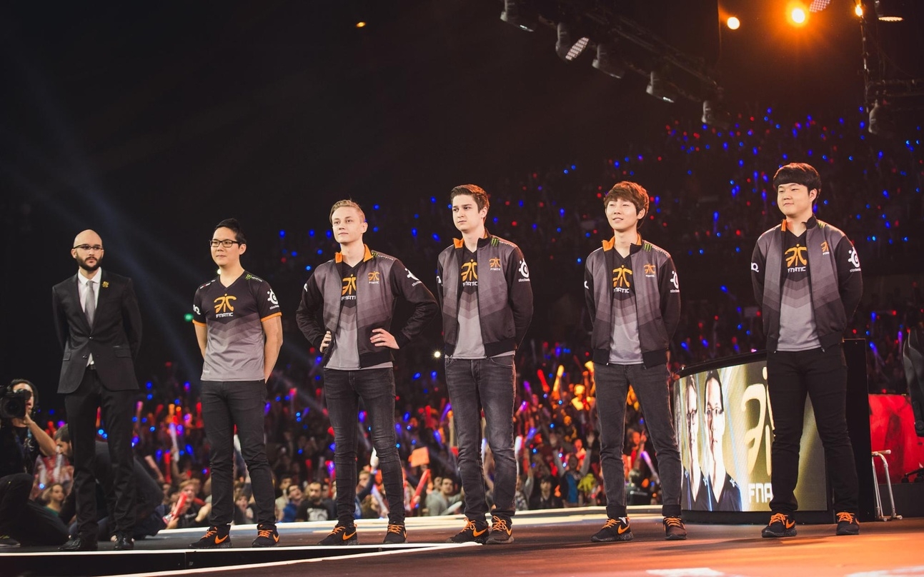 Fnatic auf der Bühne beim Halbfinale der League of Legends Weltmeisterschaft 2015