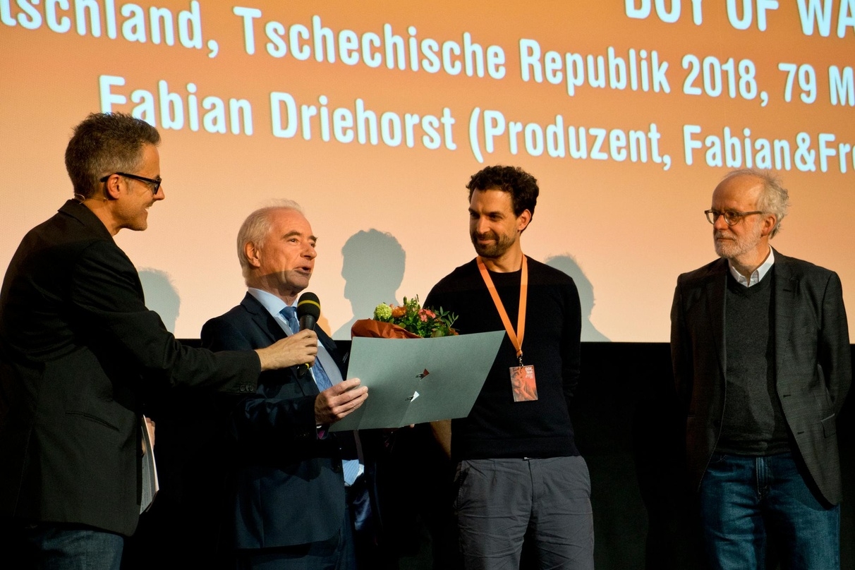 Bei der Verleihung des VFF Dokumentarfilm-Produktionspreises 2019 (v.l.n.r.): Moderator Florian Schwarz, Johannes Kreile (VFF), Preisträger Fabian Driehorst und Jurymitglied Ulrich Limmer (HFF München) 