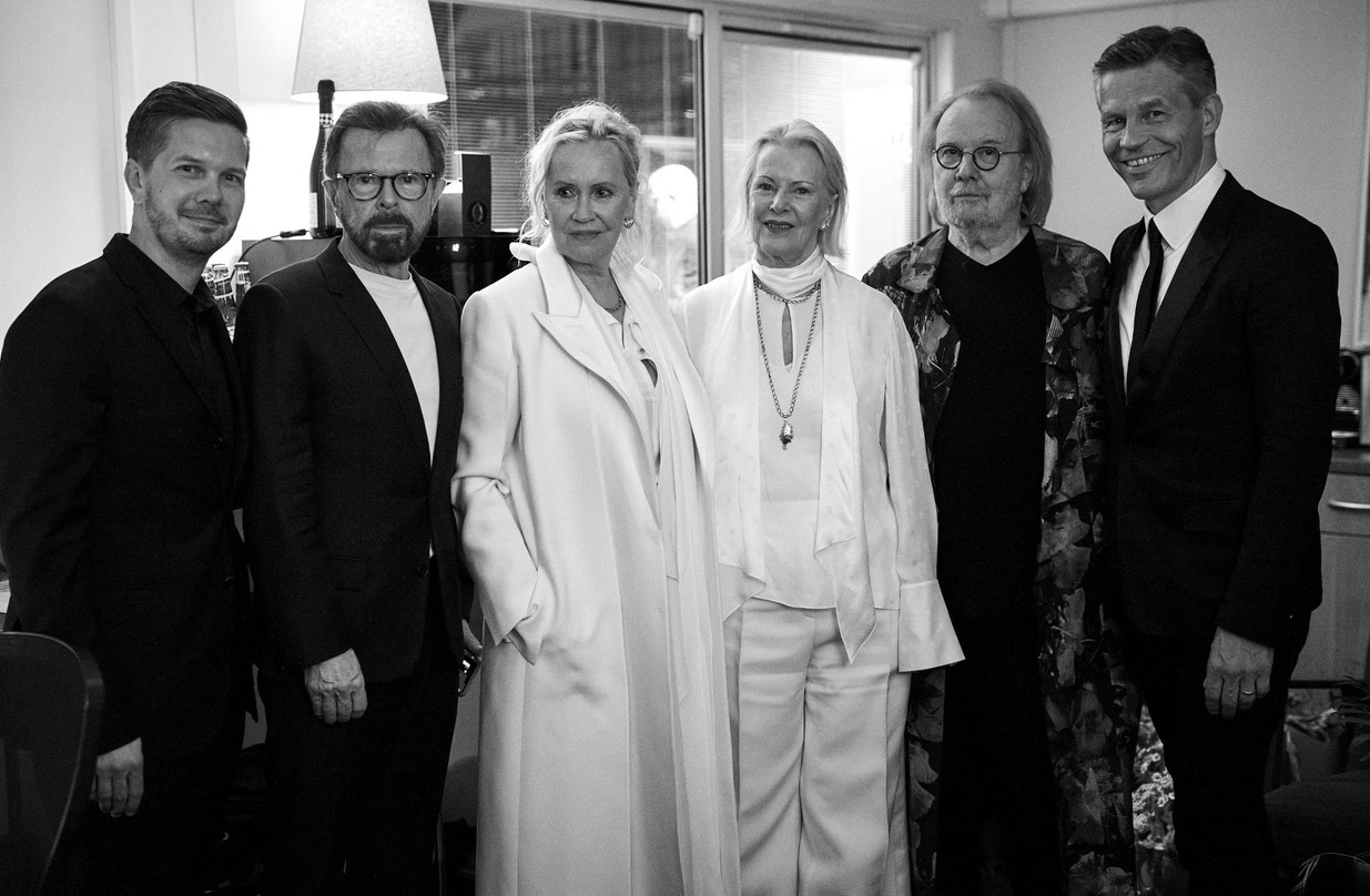 Bei der Premiere der Konzertshow Abba Voyage in London (von links): Joakim Johansson (Managing Director Universal Music Sweden), die Abba-Musiker:innen Björn Ulvaeus, Agnetha Fältskog, Anni-Frid Lyngstad und Benny Andersson sowie Frank Briegmann (Chairman & CEO Universal Music Central Europe und Deutsche Grammophon)