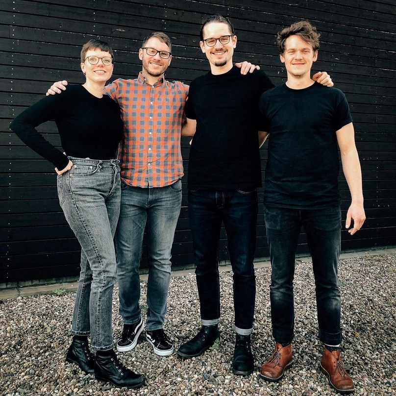 Besiegelten die Zusammenarbeit (von links): Alina von der Gathen (KOJ), Manuel Schönfeld (Labelmanager Long Branch Records), Simon von der Gathen und Nils von der Gathen (beide KOJ).