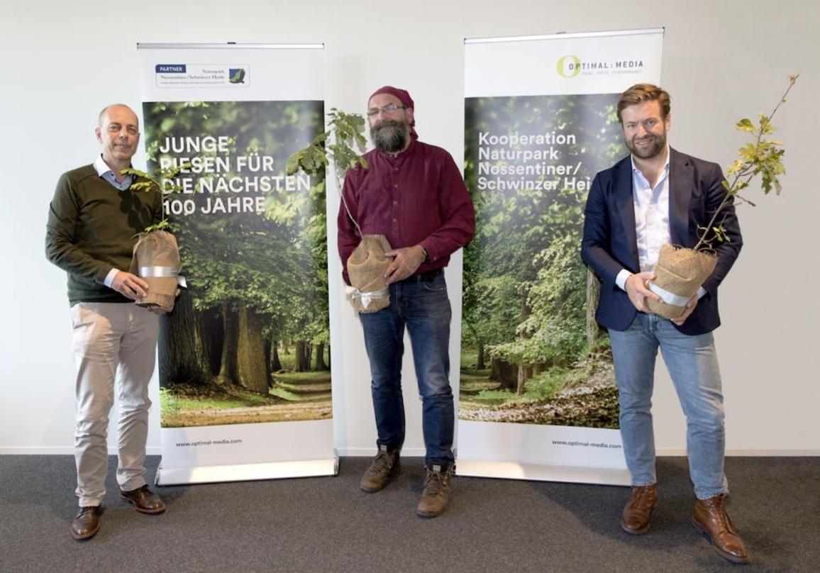 Wollen noch in diesem Jahr bis zu 100 Bäume pflanzen (von links): Jörg Hahn (Geschäftsführer optimal media), Ralf Koch (Leiter Naturpark Nossentiner Schwinzer Heide) und Jonas Haentjes (CEO Edel, Geschäftsführer optimal media)