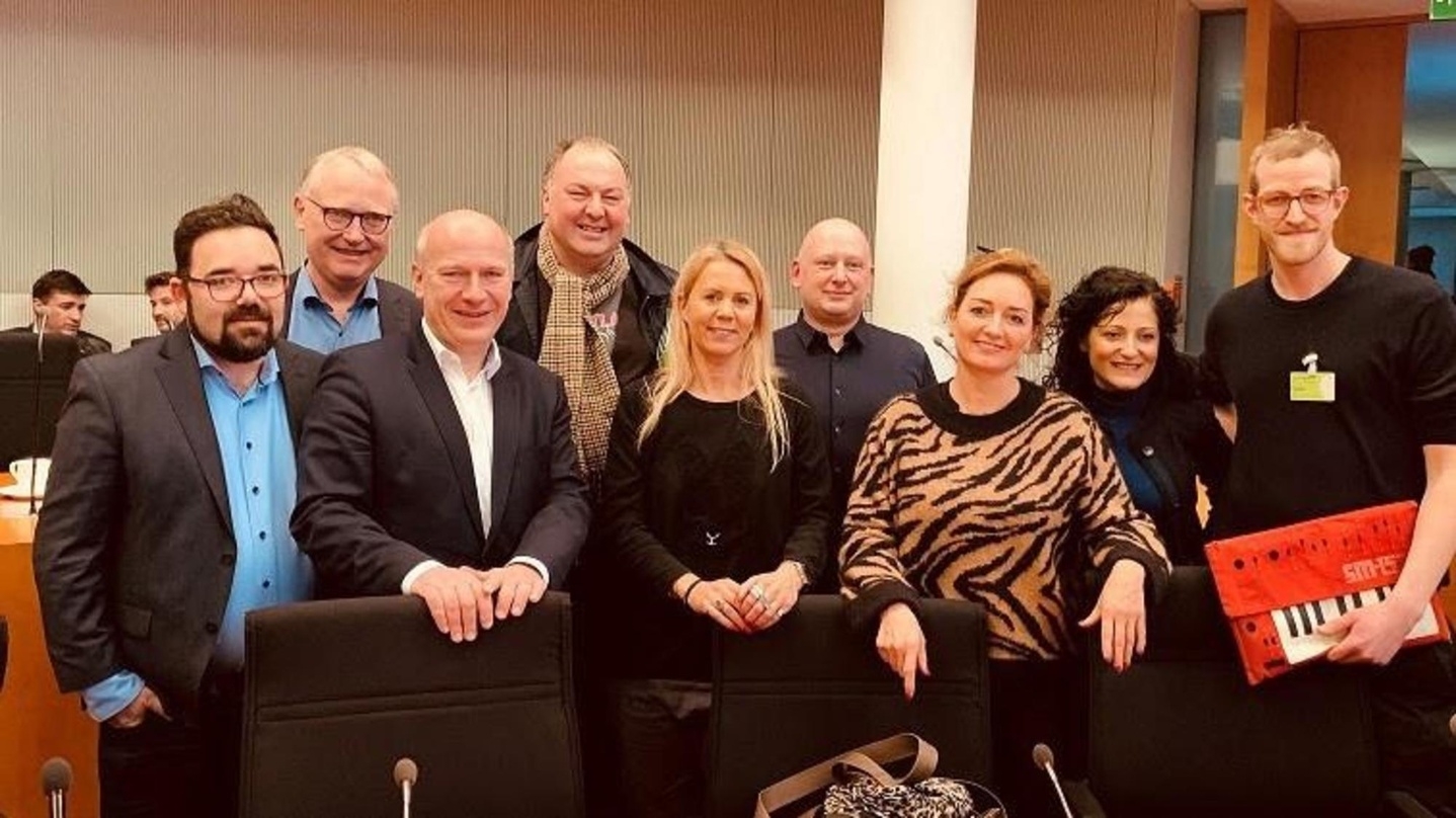 Machen sich für Clubs stark (von links): Fritz Kühn (Grüne), Klaus Mindrup (SPD), Kai Wegner (CDU), Erhard Grundl (Grüne), Pamela Schobeß (LiveKomm, Clubcommission Berlin), Steffen Kache (Distillery, LiveKomm), Caren Lay (Linke), Cansel Kiziltepe (SPD) und Jakob Turtur (Jonny Knüppel, Clubcommission Berlin), hier auf einem Foto aus den Gründungstagen des Parlamentarischen Forums Clubkultur