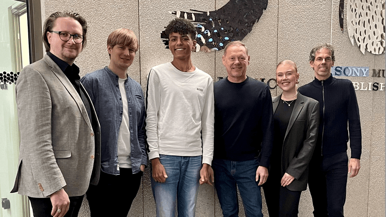 Sony Music gewinnt TikTokStarpianist Louis Philippson Recorded