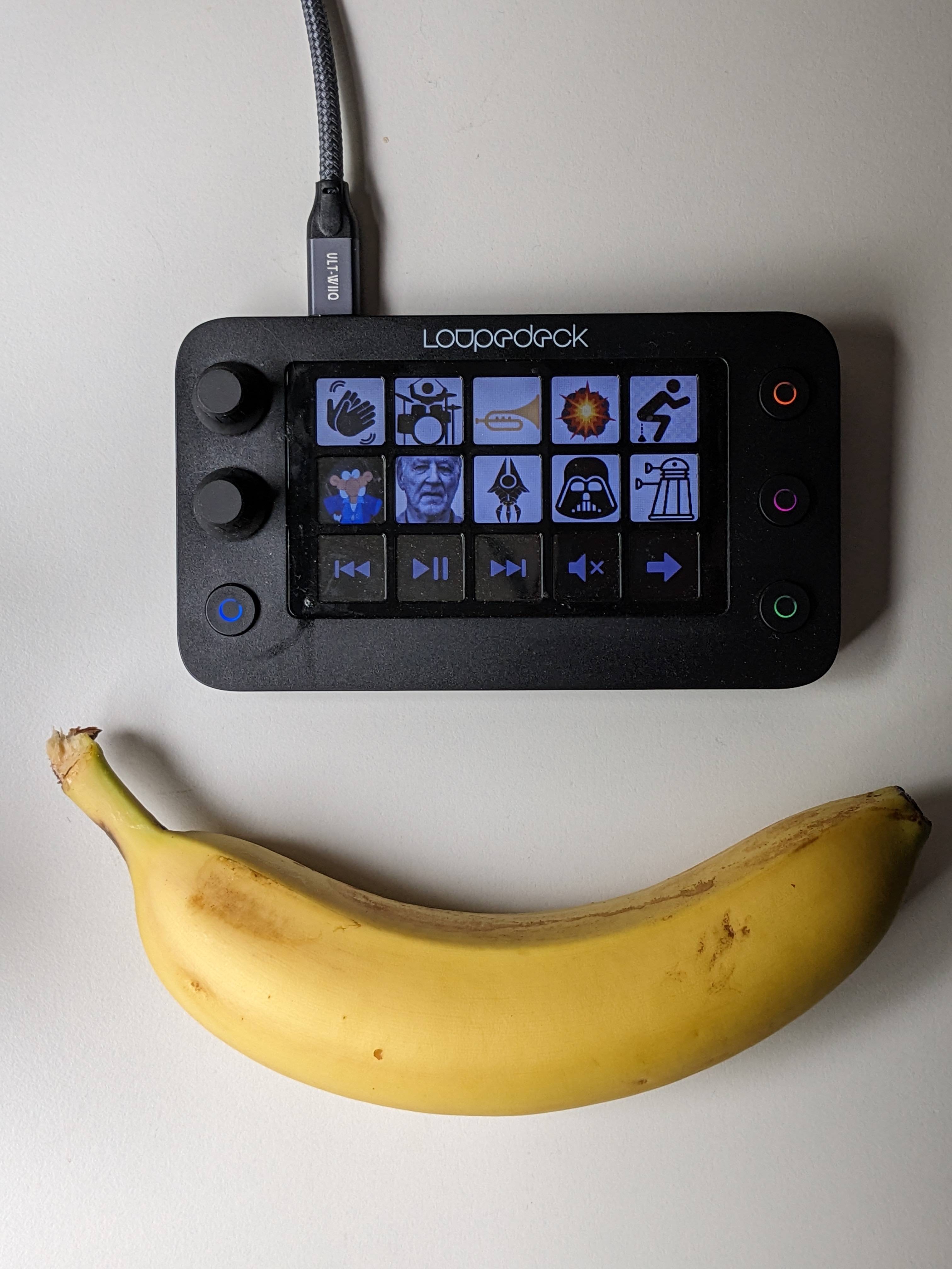 Banana for scale – hier das Loupedeck Live S ohne Ständer