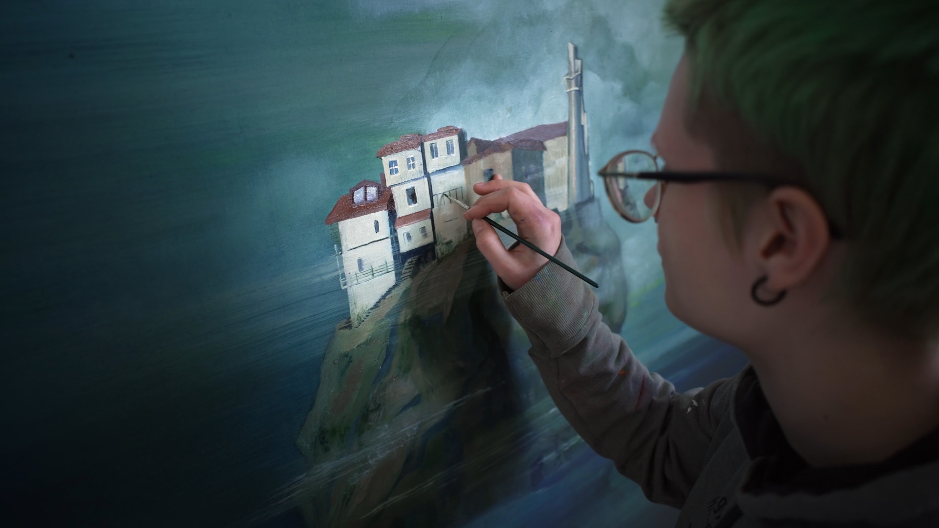 Die Künstlerin Elisaveta Bogushevskaya beim Erstellen des Inselgemäldes.