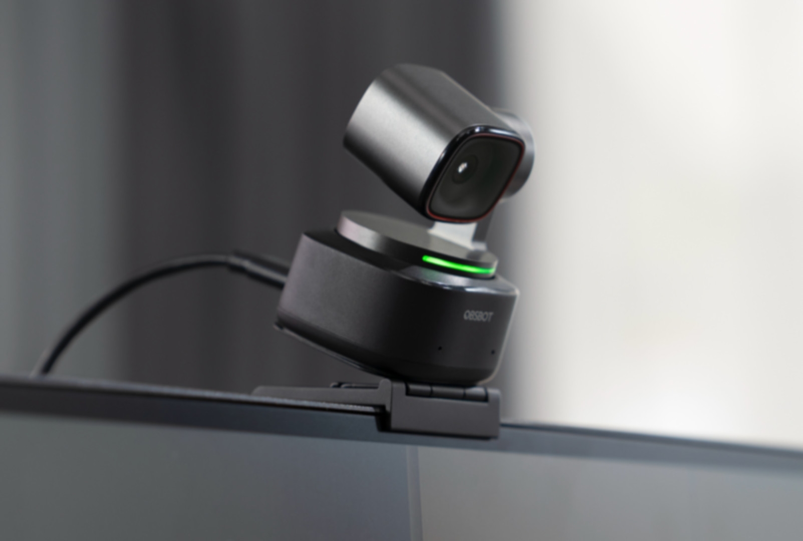 Die Monitorhalterung klappt hoch und „fährt sich aus“ – für einen Top-Down-Blick.