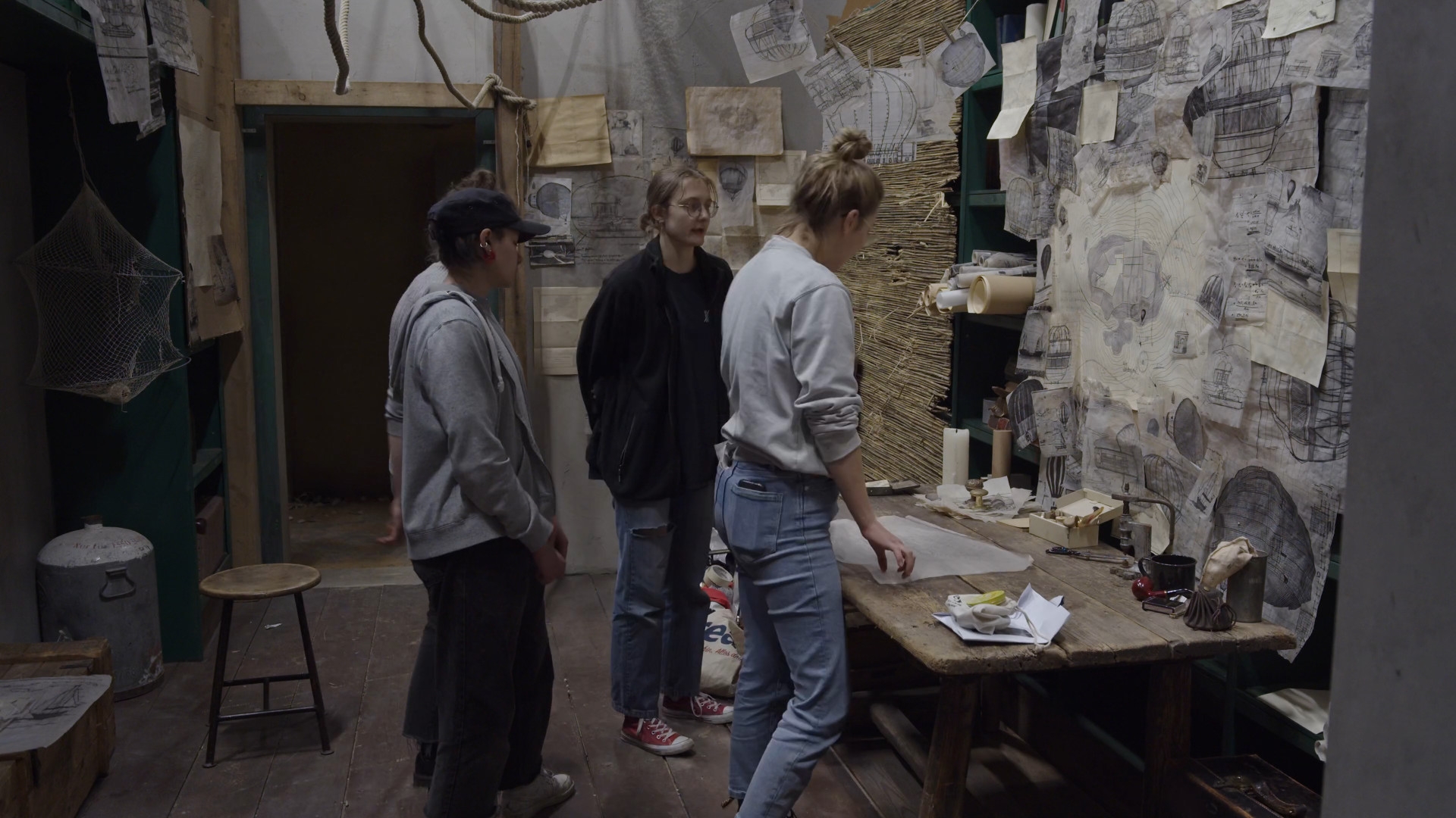 Die Szenenbildnerinnen Sophie Horn und Afra Bruckner zusammen mit Franziska Bayer und Ines Timmich beim Setdesign von Afonsos Werkstatt.